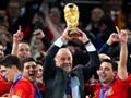 Vicente del Bosque, seleccionador de España, levanta el trofeo entre sus compañeros de equipo después de ganar la Copa Mundial de la FIFA 2010.