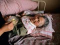 Joven cuidando a su madre anciana en Okinawa, Japón