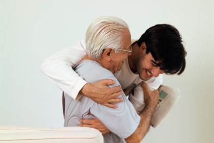 Joven cuidando a un anciano