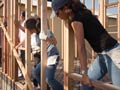 Hispanos trabajando en una construccion