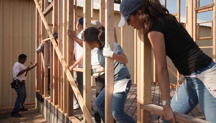 Hispanos trabajando en una construccion