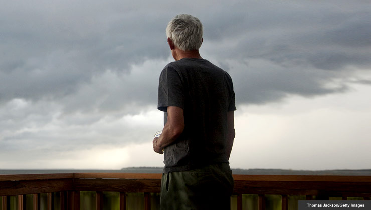 Hombre enfrente a un cielo nublado