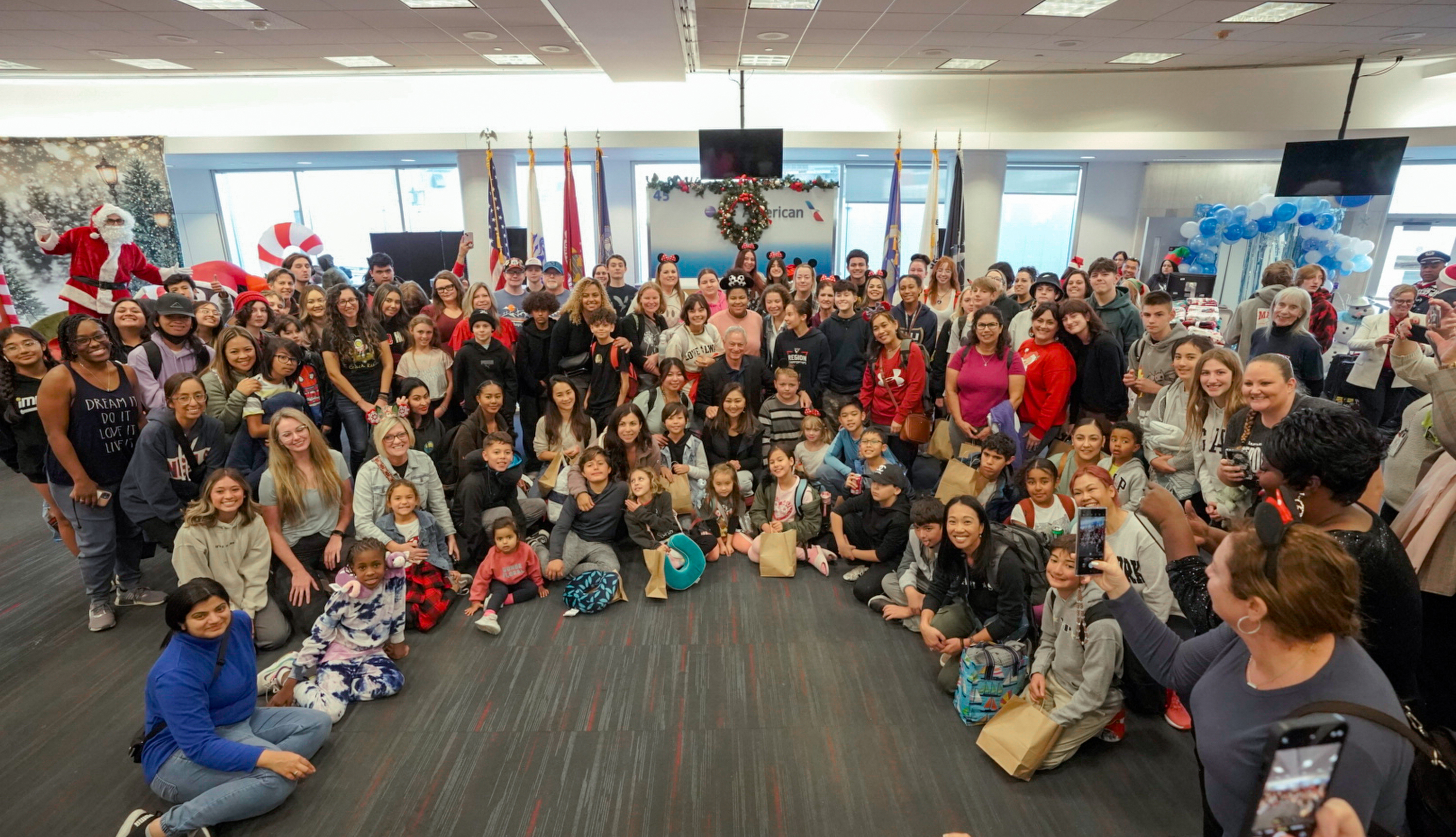 Gary Sinise Supports Fallen Soldiers' Loved Ones, image size:3000x1724