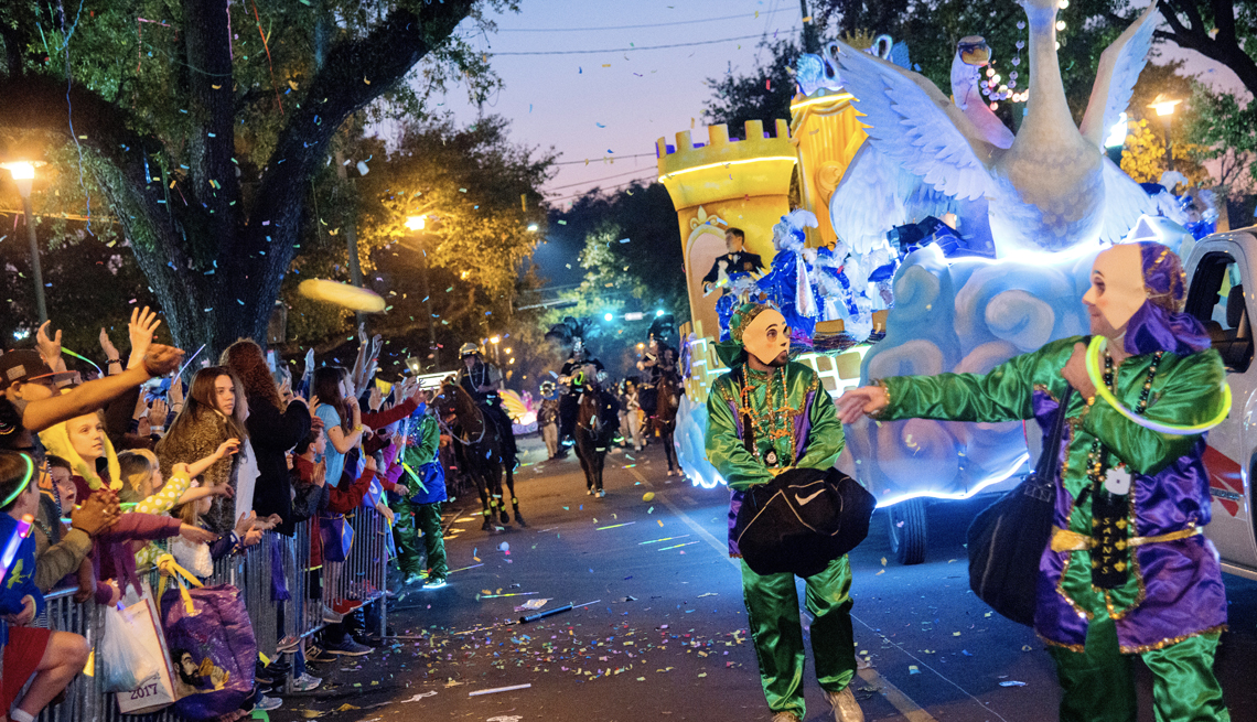 Charlie Brown Mardi Gras Beads - Peanuts Official Carnival Necklace With Crown Medallion