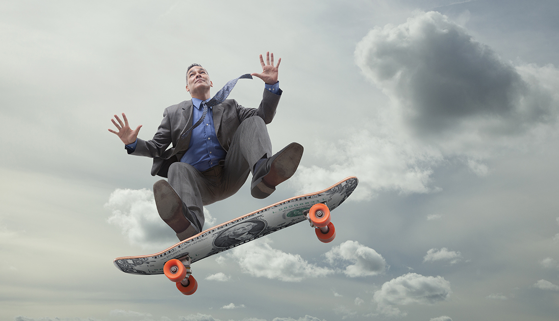 Ejecutivo en una patineta con el cielo de fondo.