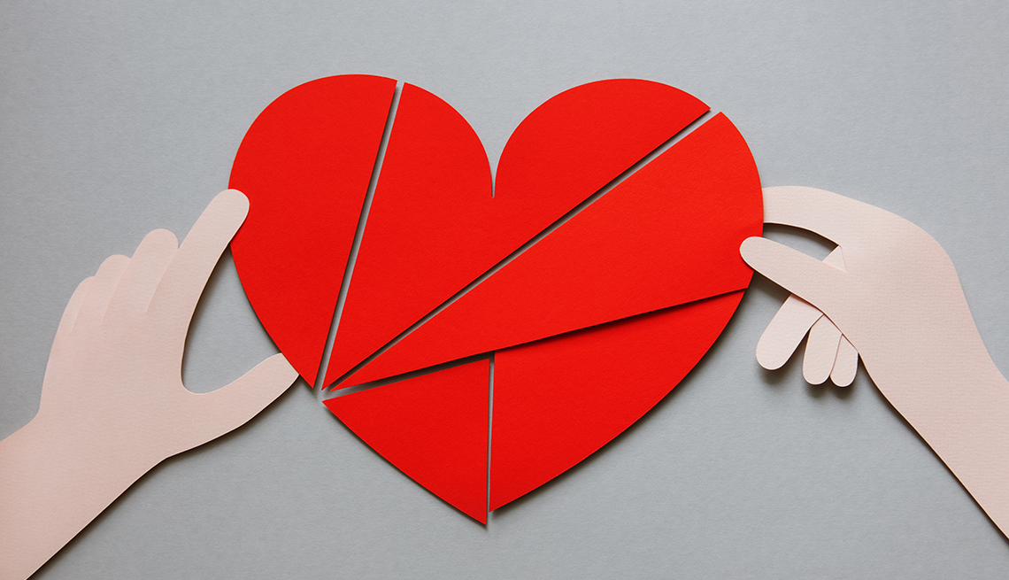 Ilustración de unas manos armando un corazón que está en partes.