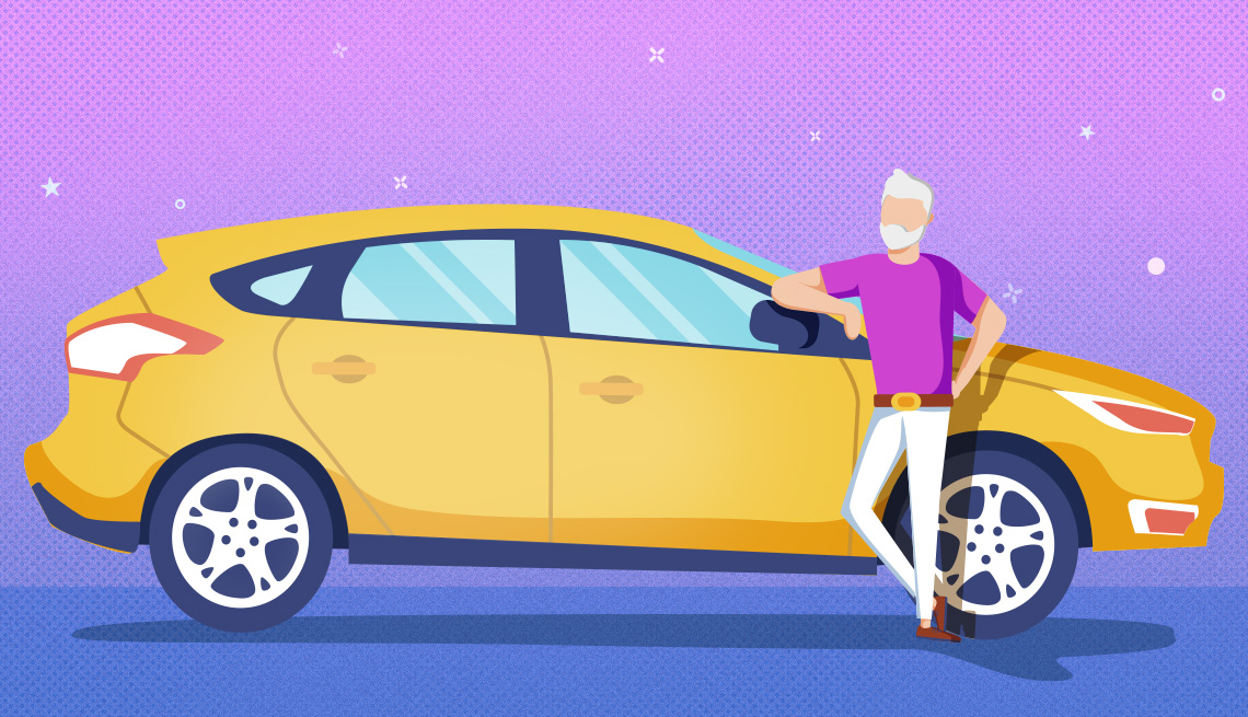 Hombre parado frente a un auto usado