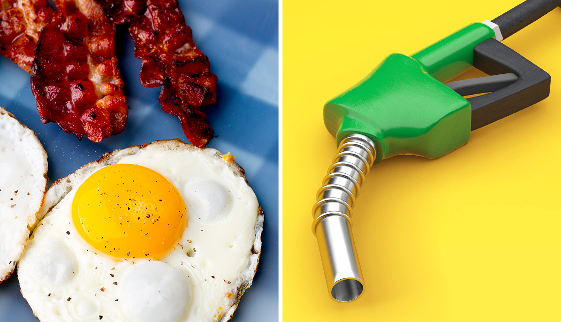 A la izquierda huevos y tocino, y a la derecha un distribuidor de gasolina