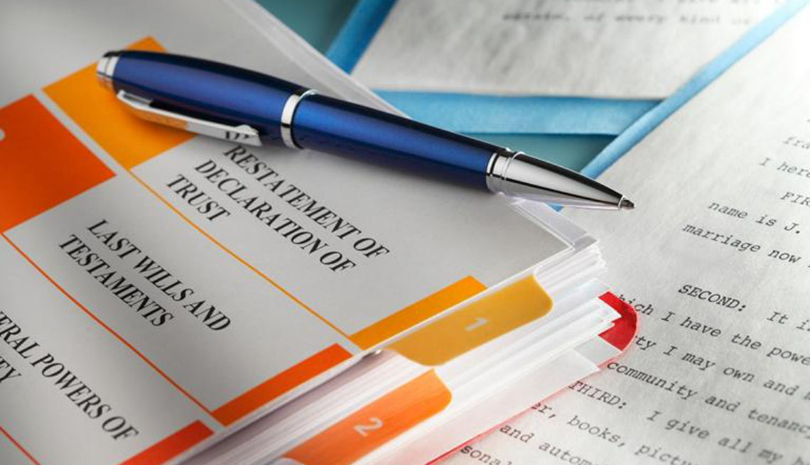 Lapicero sobre documentos de planeación patrimonial