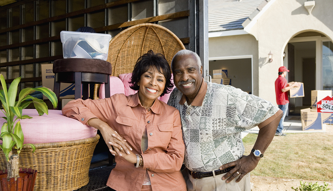 Pareja mayor frente a un camión de mudanzas