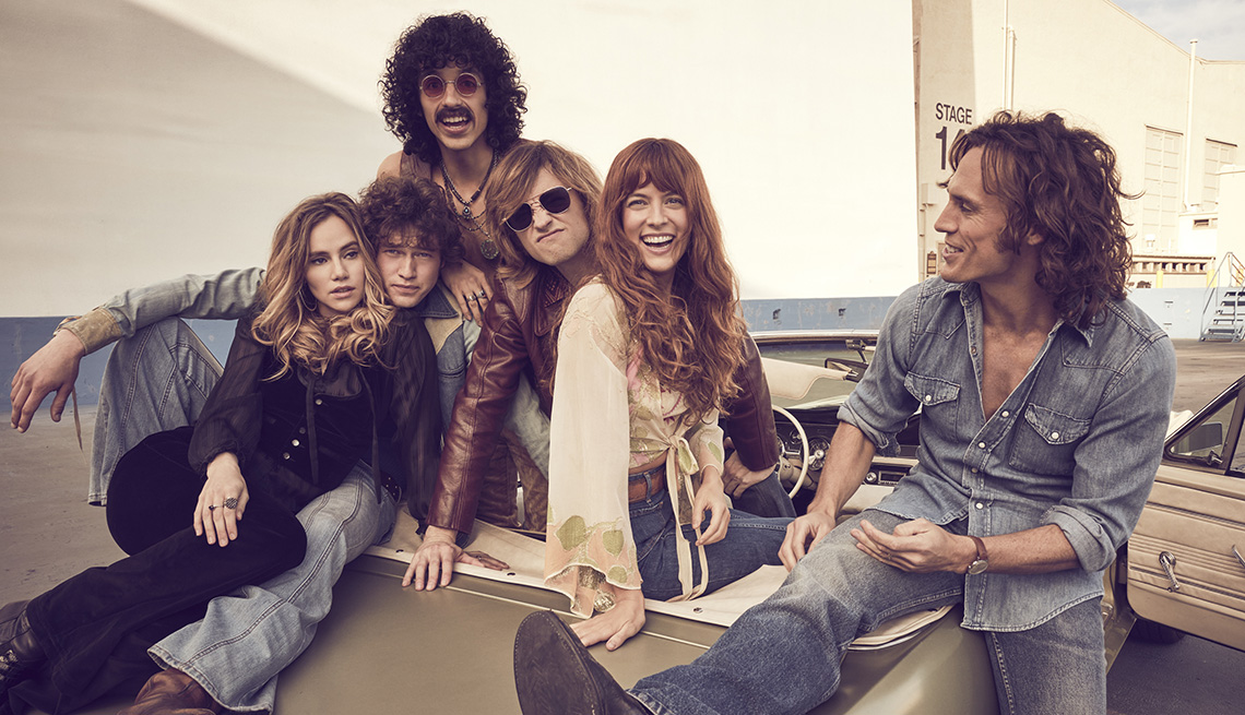 (De izquierda a derecha) Suki Waterhouse, Will Harrison, Josh Whitehouse, Sebastian Chacon, Riley Keough y Sam Claflin protagonizan “Daisy Jones & the Six”.