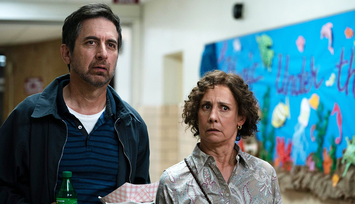 Ray Romano y Laurie Metcalf en "Somewhere in Queens".