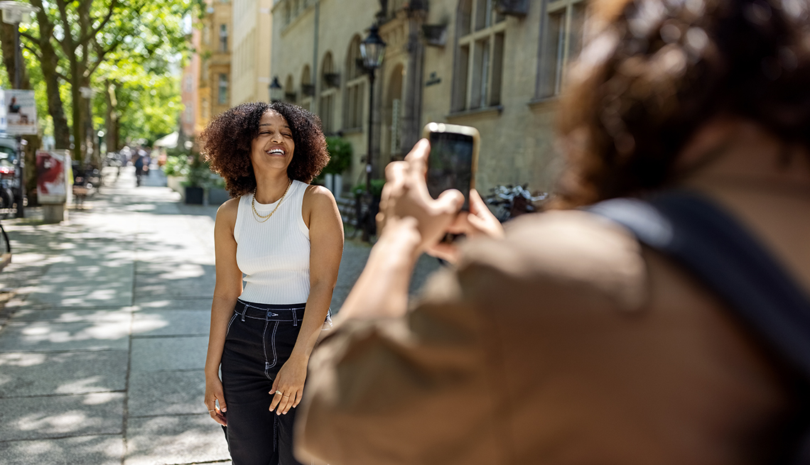 Una mujer sonriendo mientras le toman una foto.