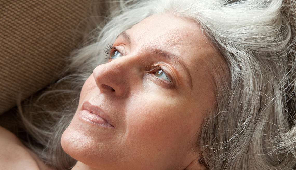 Mujer mayor pensativa