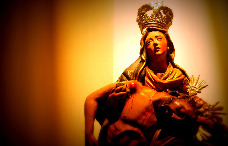 Estatua de la Virgen María con el crucificado Jesús - Cuestionario sobre la Virgen María 