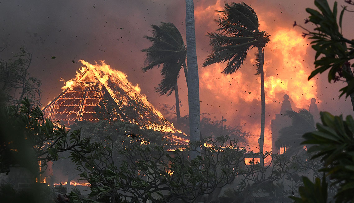 edificio en llamas en maui Edificios arden en Maui mientras los incendios forestales arrasan la isla