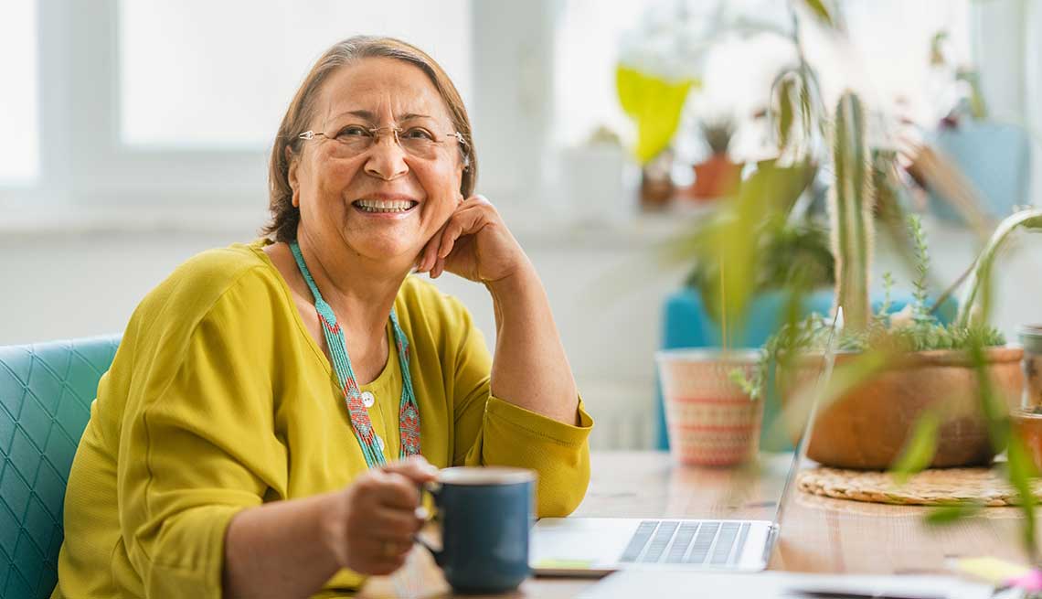 Mujer tomando café en la oficina de su casa