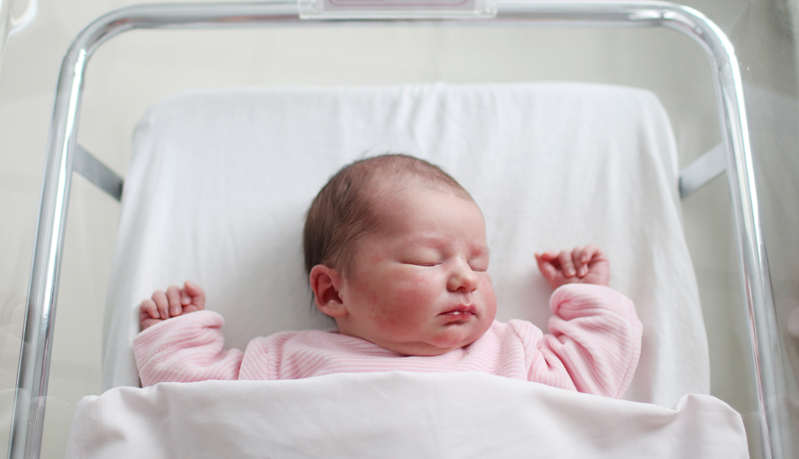 Una bebé en una cuna