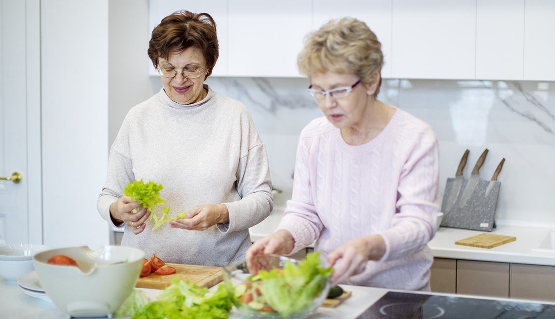 Dos mujeres preparan comida en su casa