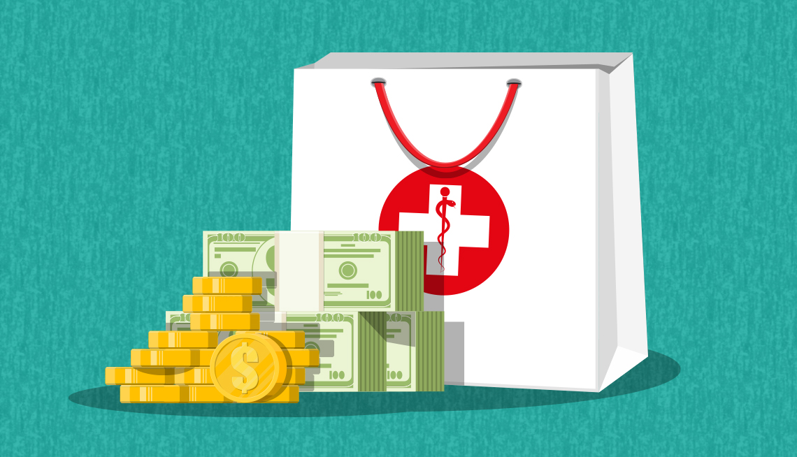 Bolsa con medicamentos de la farmacia junto a dinero apilado