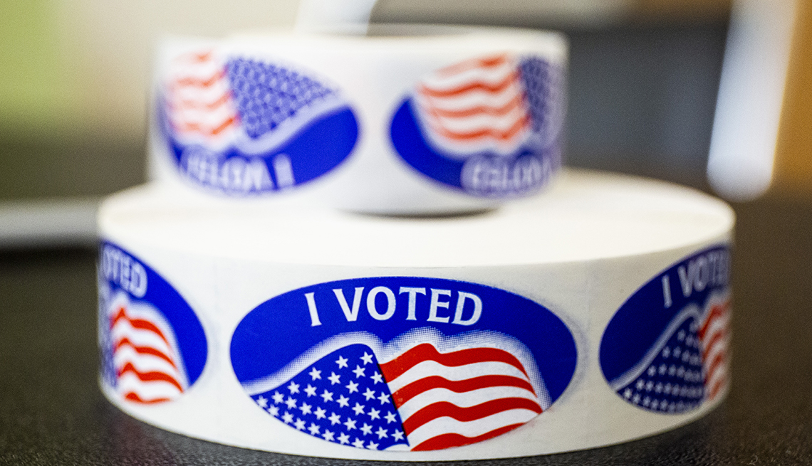 Calcomanías en inglés donde se puede leer I voted