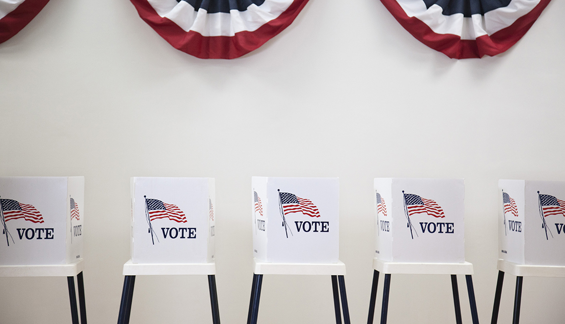 Puestos de votación con la bandera de Estados Unidos.
