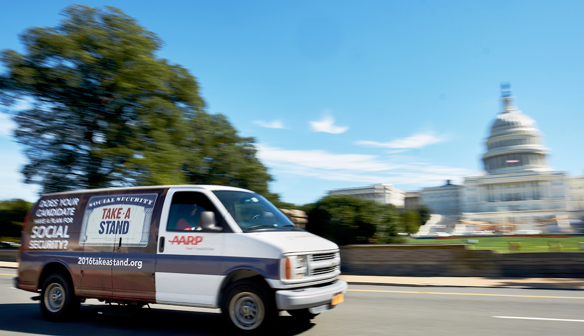 Una camioneta de AARP pasa frente al edificio del Capitolio de EEUU