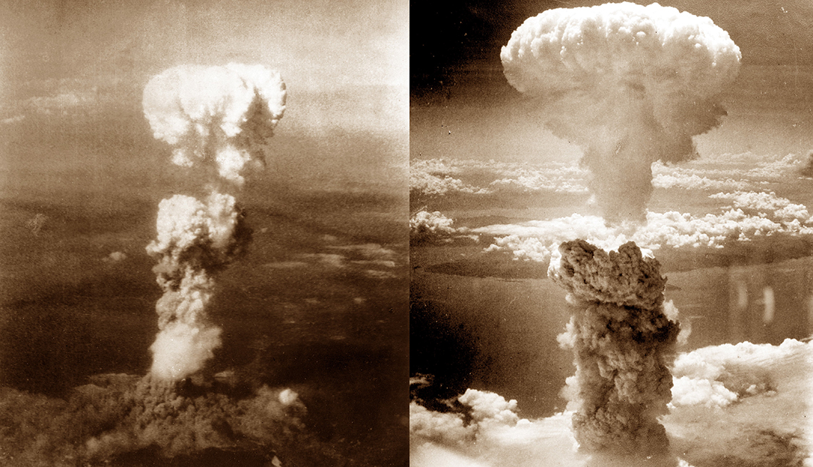 Hongos nucleares sobre Hiroshima (izquierda) y Nagasaki, Japón, en 1945 Hongos nucleares sobre Hiroshima (izquierda) y Nagasaki, Japón, en 1945
