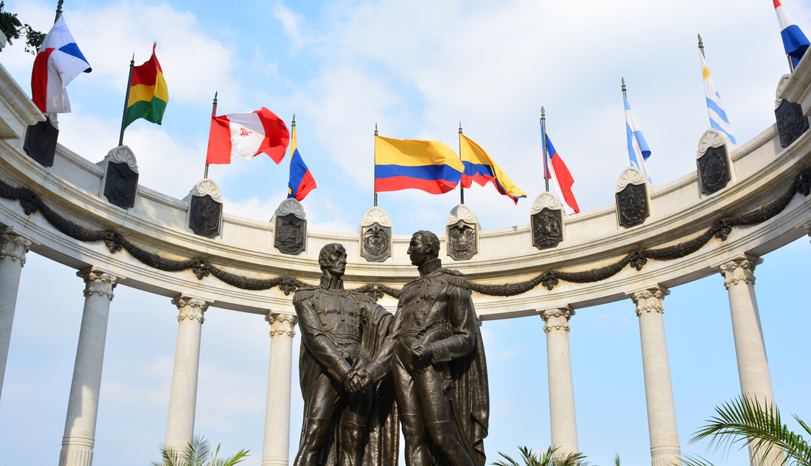 Banderas ondean junto a la estatua de Simón Bolívar y San Martín de los Andes en Guayaquil, Ecuador. Banderas ondean junto a la estatua de Simón Bolívar y San Martín de los Andes en Guayaquil, Ecuador.