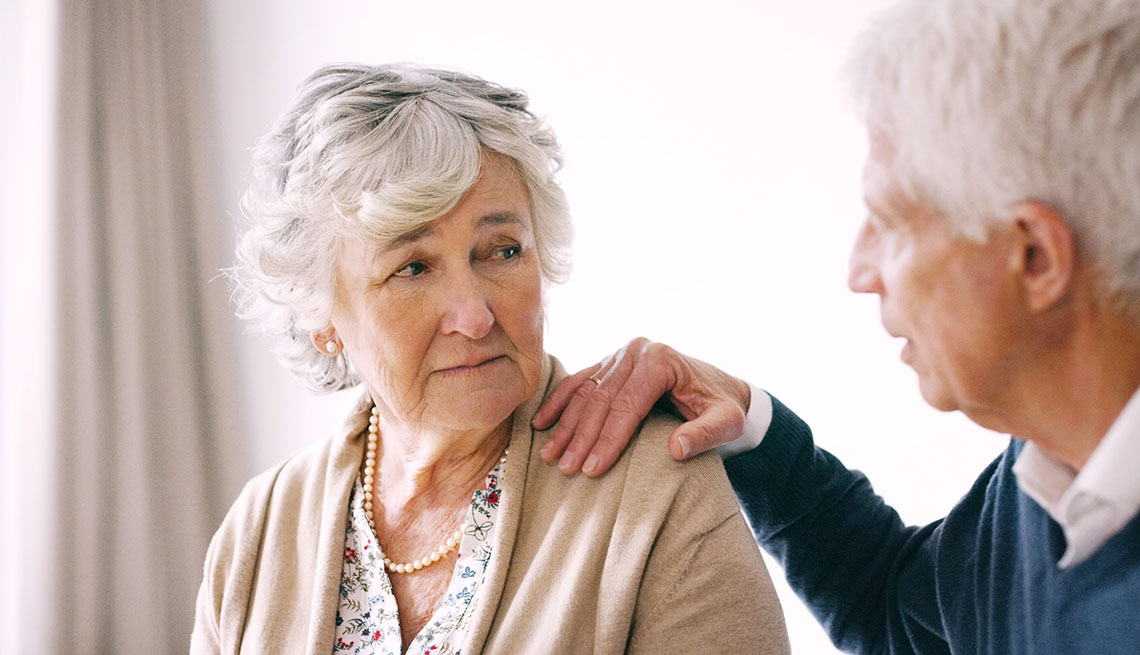 Un hombre consolando a una mujer.