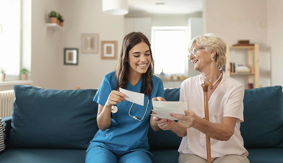 Una cuidadora comparte con un residente de un hogar de ancianos. 