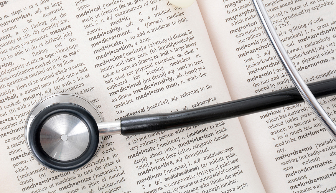 Un estetoscopio sobre un diccionario con términos médicos Un estetoscopio sobre un diccionario con términos médicos