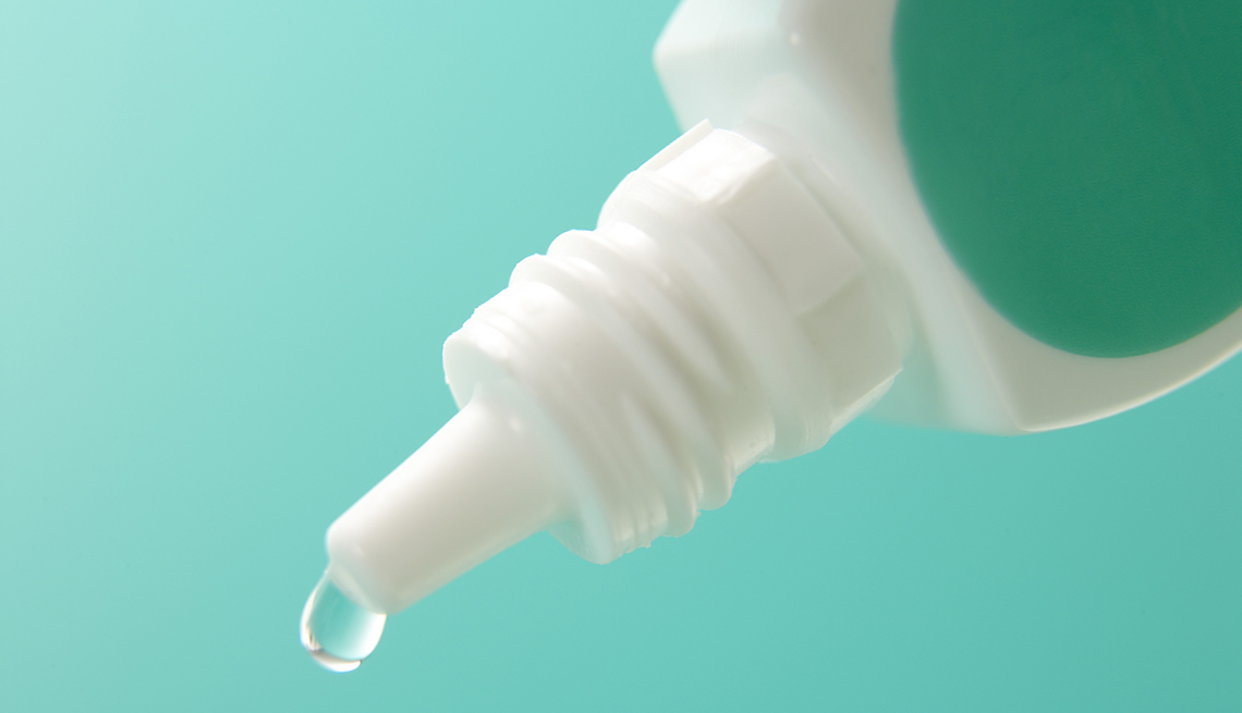 Botella de gotas para los ojos dejando caer una gota