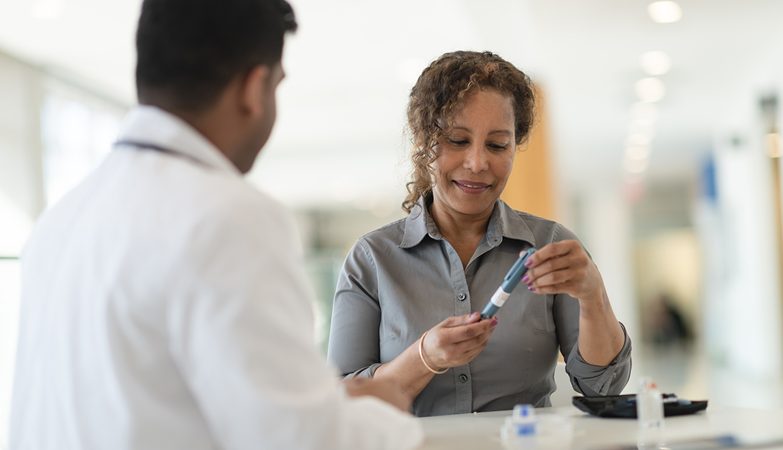 Doctor y paciente hablan sobre la insulina