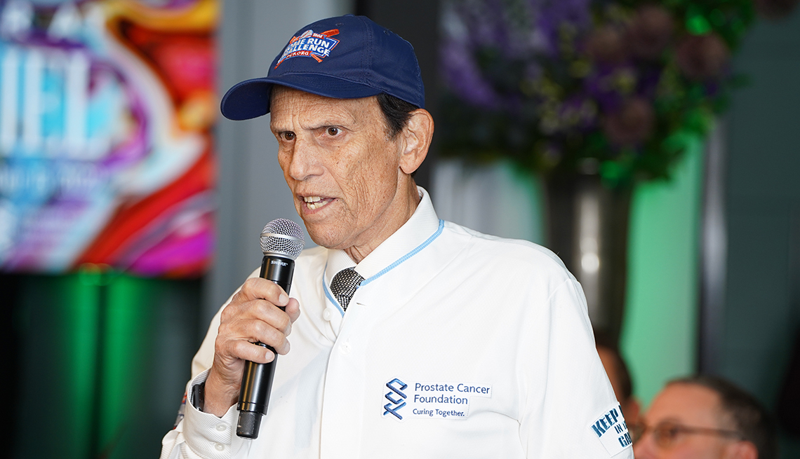 Michael Milken asiste a una cena a beneficio de The Prostate Cancer Foundation