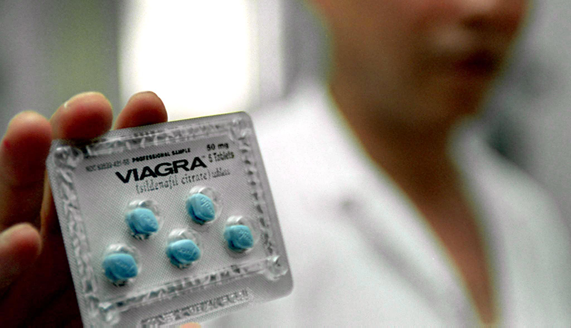 Un farmacéutico sostiene un empaque de Viagra Un farmacéutico sostiene un empaque de Viagra