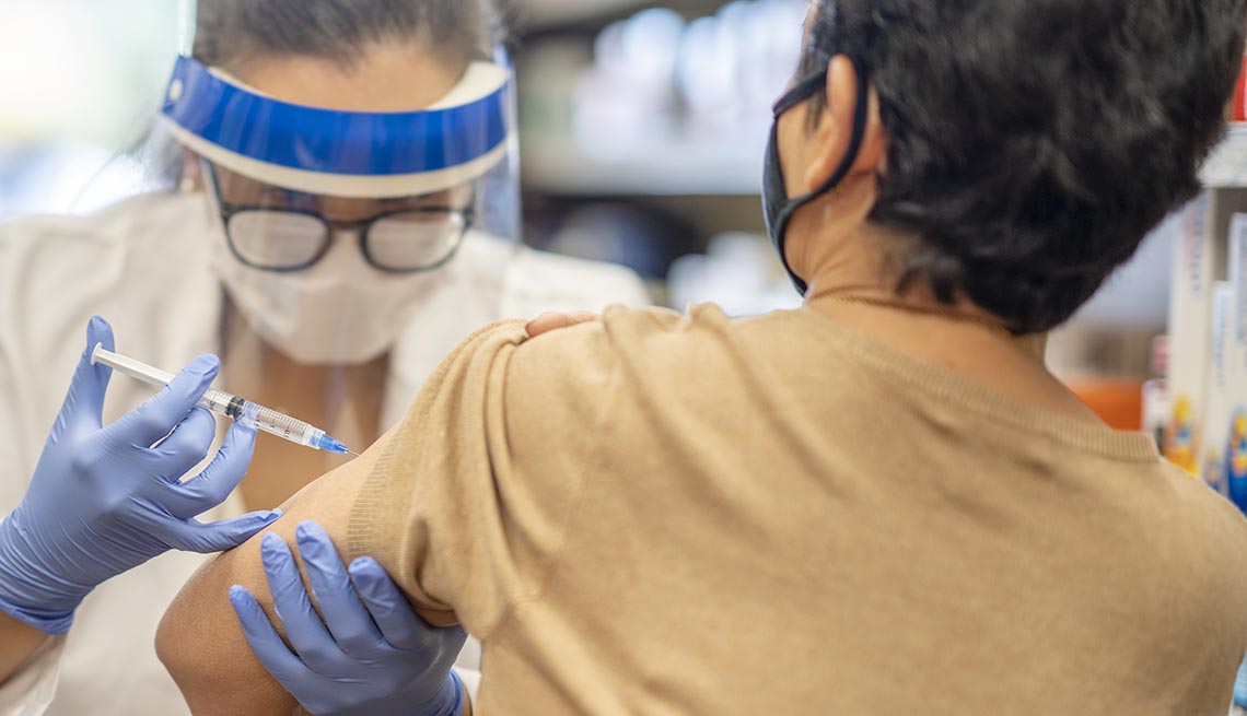 Una mujer recibe la vacuna contra la COVID-19