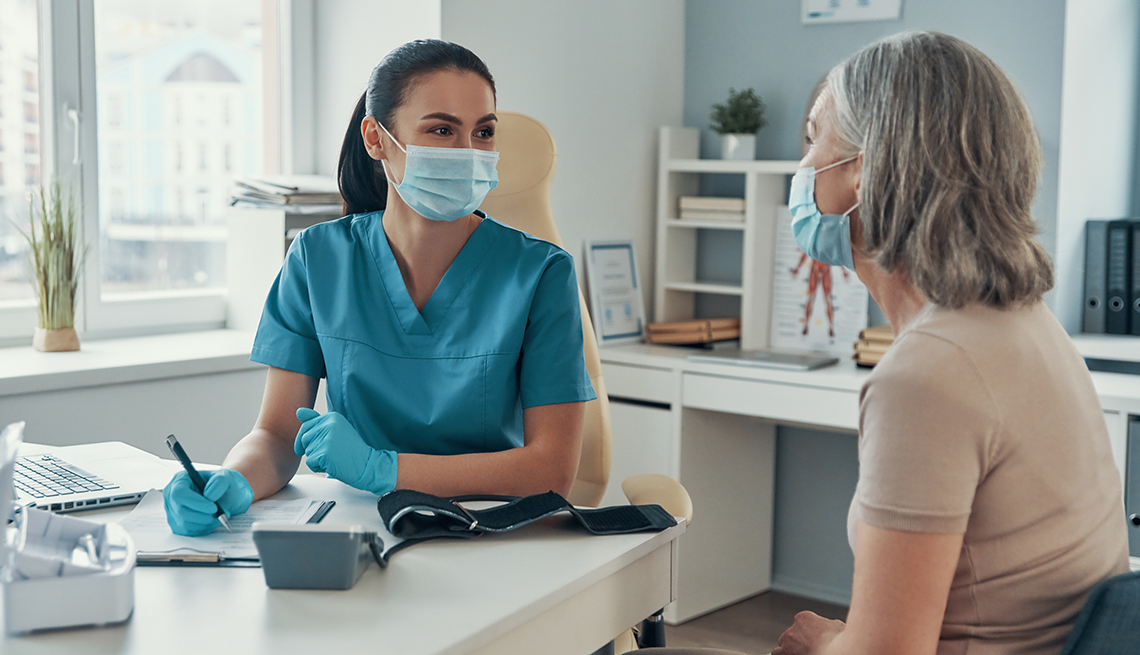Una paciente conversa con una enfermera