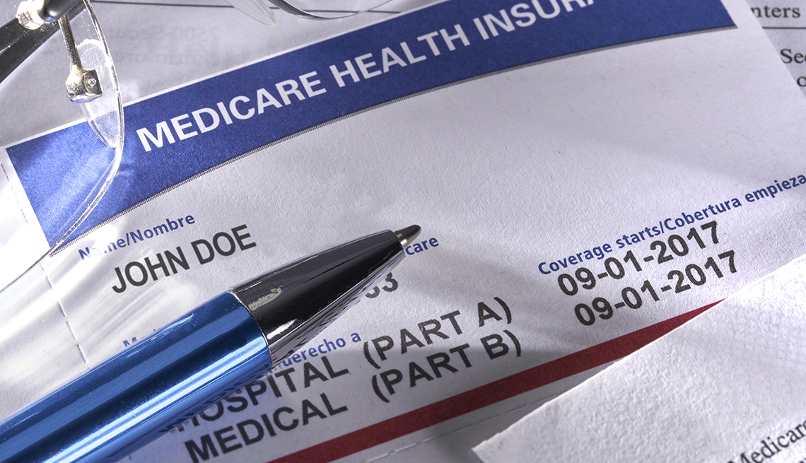 Tarjeta de Medicare y un bolígrafo