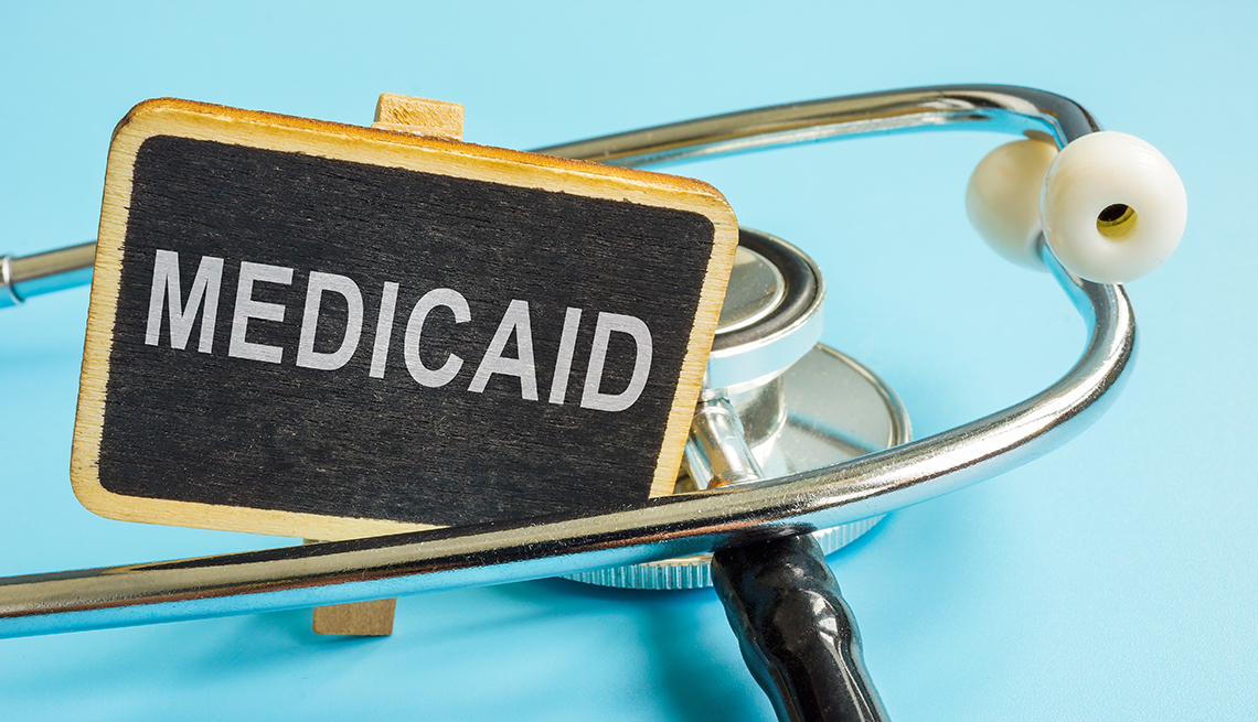 Pizarra pequeña que dice Medicaid y un estetoscopio sobre un fondo azul