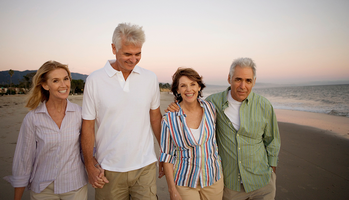 Grupo de amigos mayores en la playa - Como estimular la salud cerebral creando una red social - Trivia Grupo de amigos mayores en la playa - Como estimular la salud cerebral creando una red social - Trivia