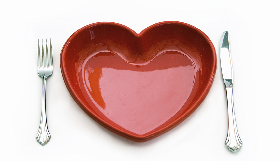 Plato en forma de corazón y cubiertos a cada lado
