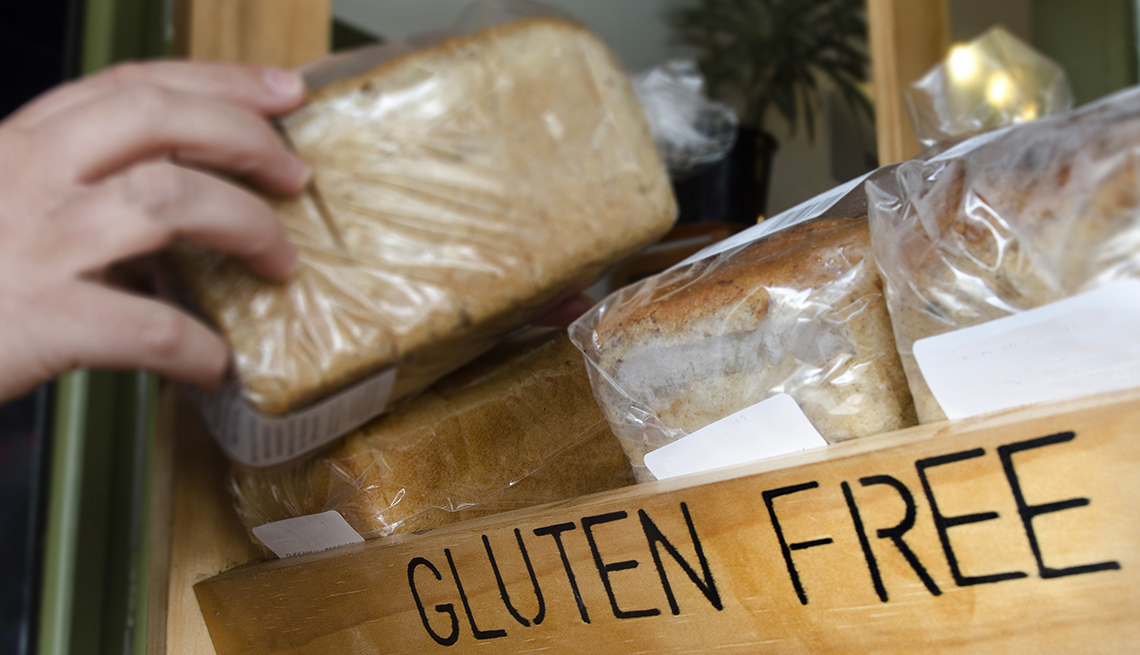 Una persona agarra un bolso de pan libre de gluten