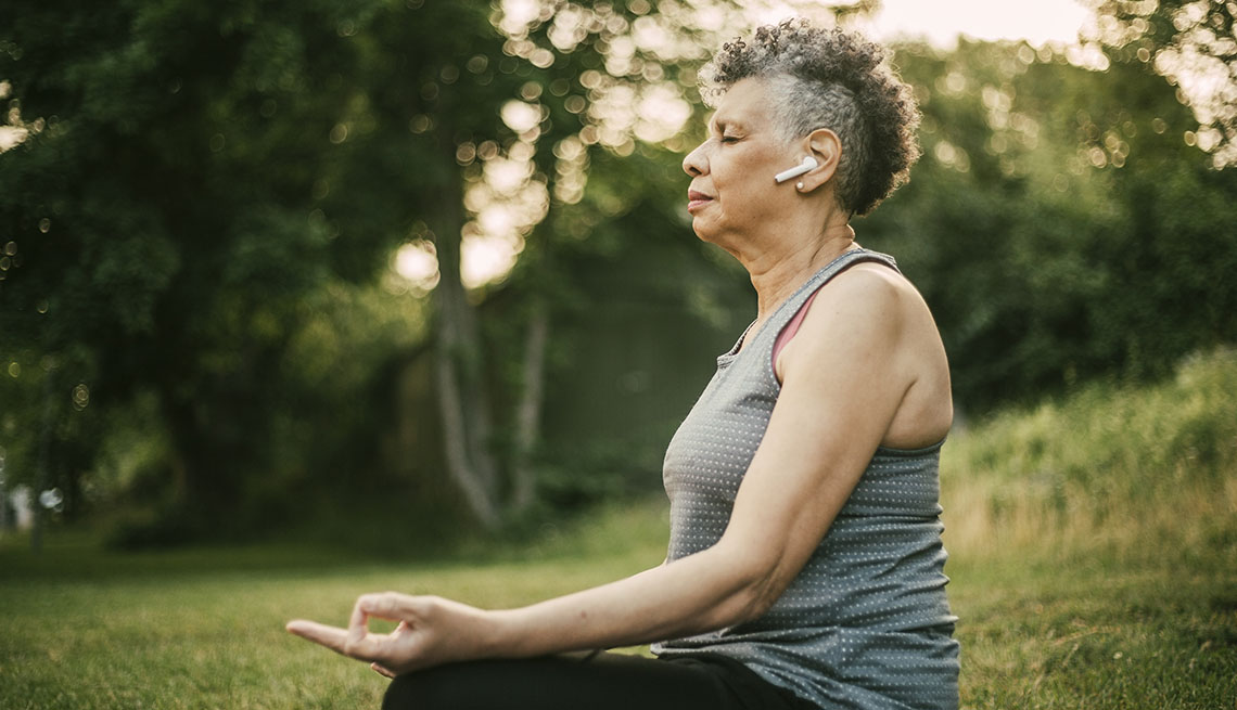 Una mujer meditando al aire libre