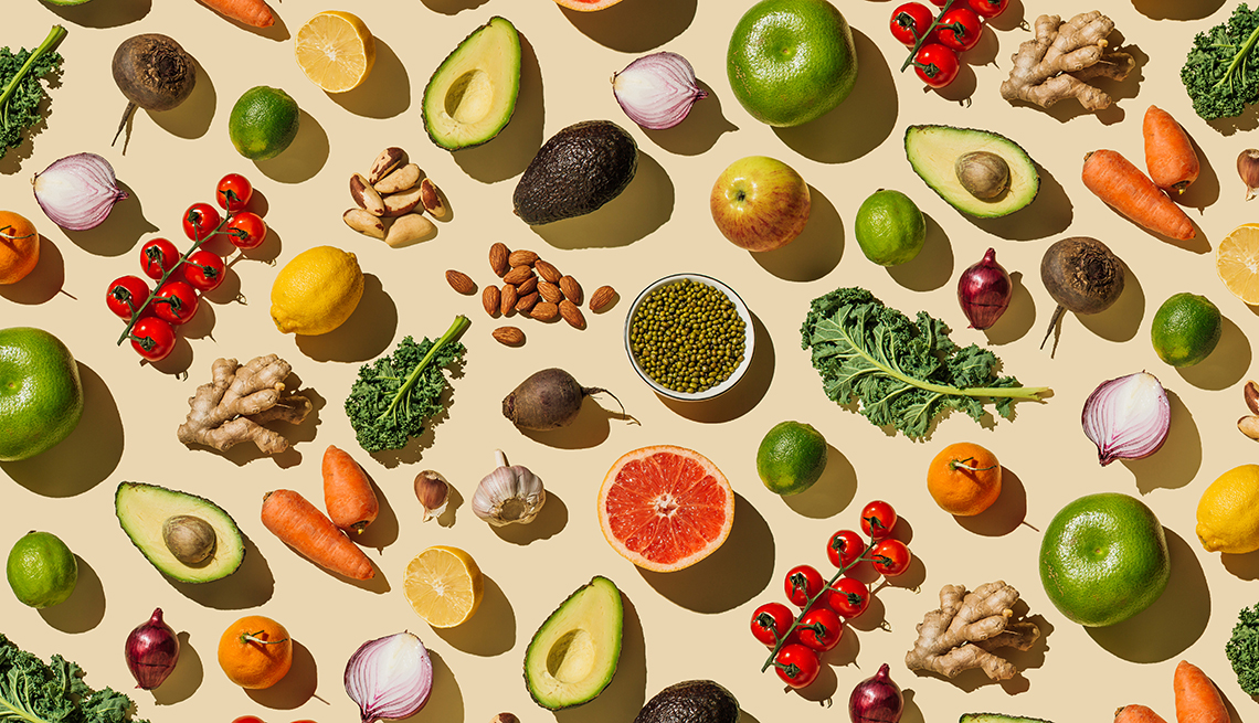 Diferentes alimentos en forma de patrón sobre un fondo crema