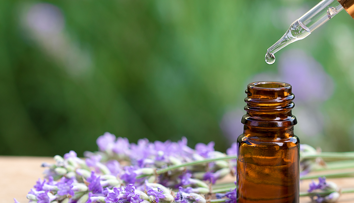 Un frasco de gotas de lavanda y flores de lavanda recién cortadas Un frasco de gotas de lavanda y flores de lavanda recién cortadas