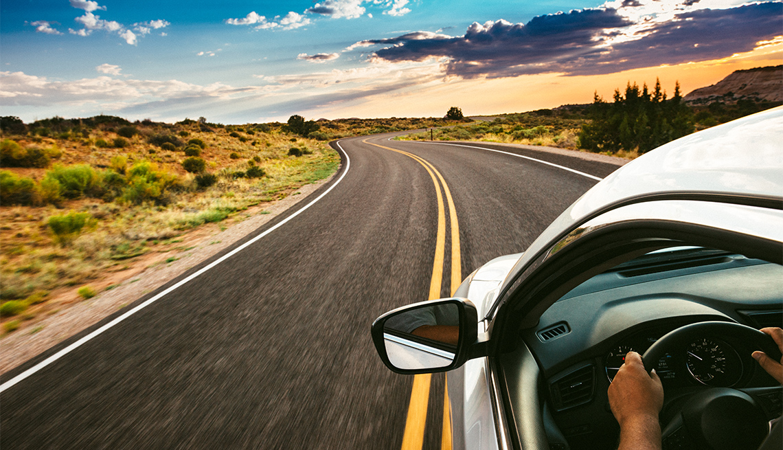 Persona al volante de un auto en una carretera Persona al volante de un auto en una carretera
