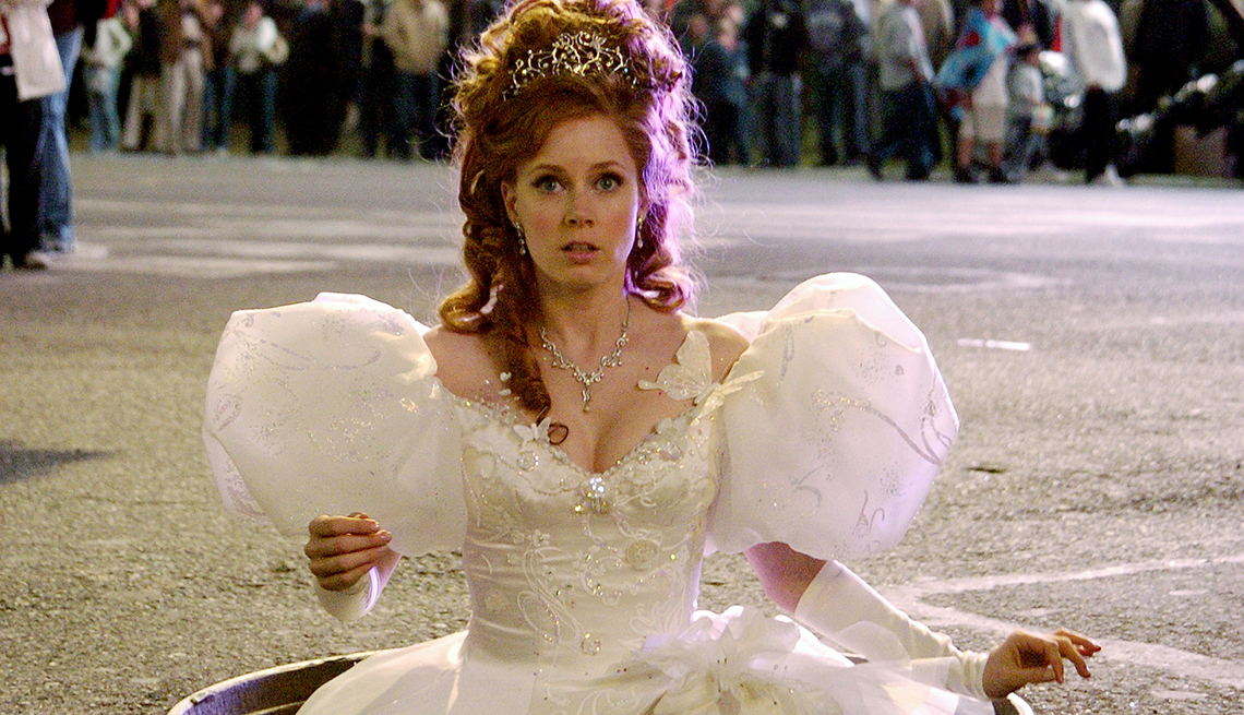 Amy Adams sale de una alcantarilla en la película Enchanted Amy Adams sale de una alcantarilla en la película Enchanted